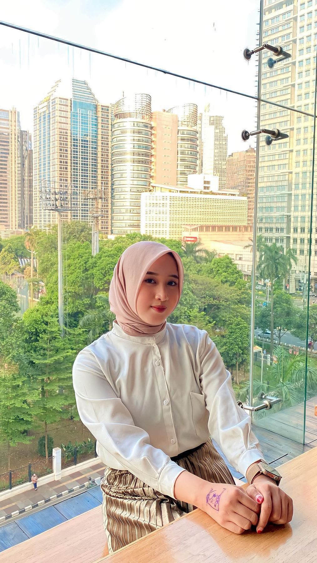 Masih Ingat Nur Aini Gadis Cantik yang Dulu Viral Jadi Kuli Angkat Semen? Kini Kabarnya Mengejutkan!