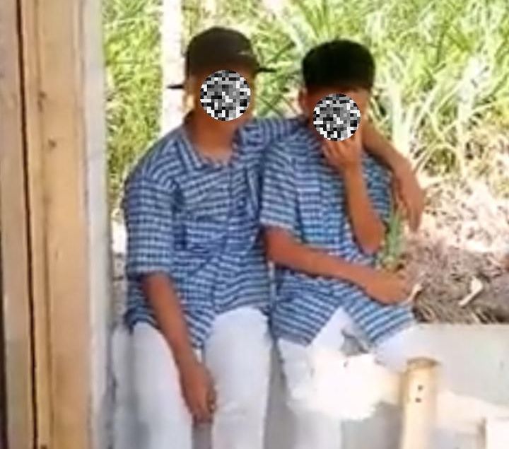 Awalnya, tampak korban sedang duduk bersebelahan dengan pelaku. Pelaku bahkan tampak merangkul korban seolah akrab. Di sekitarnya juga banyak teman-teman lain yang sedang duduk bersama.