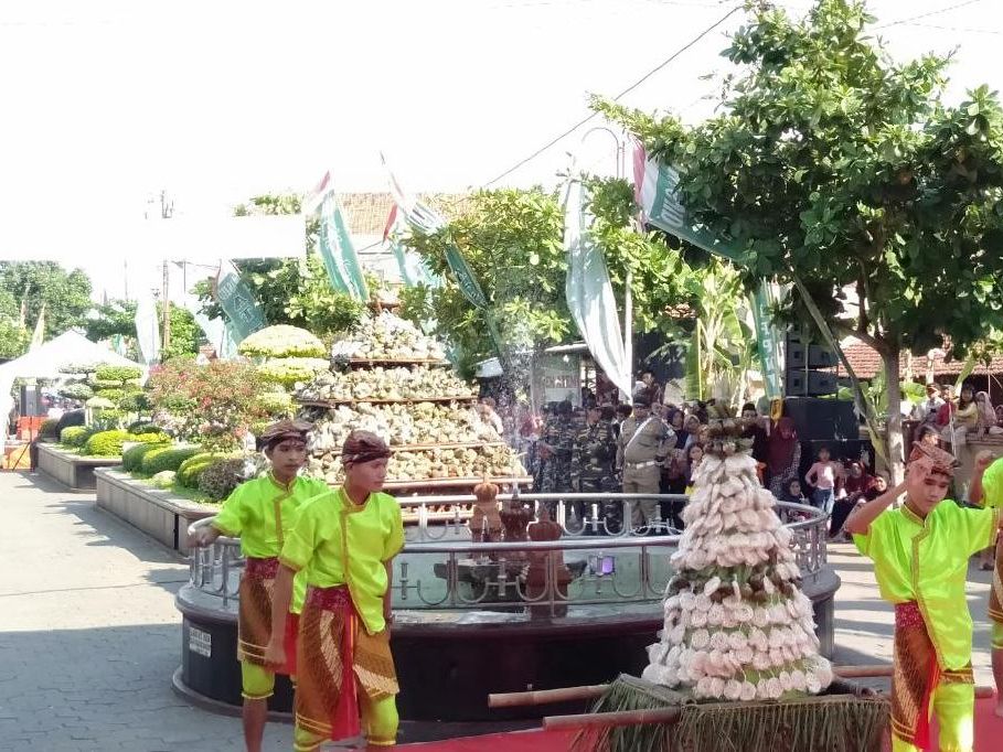 2. Kirab Ampyang