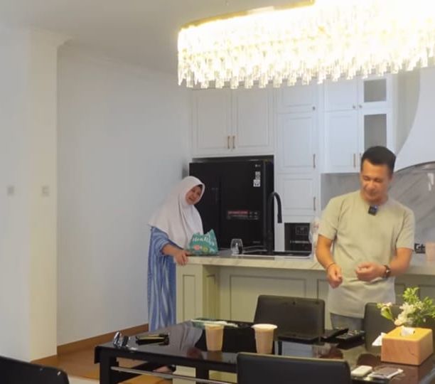 Potret Rumah Baru Mewah Eza Gionino, Lampu Kristalnya Cantik dan Canggih Pakai Remote