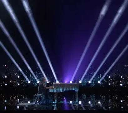 Putri Ariani kembali memukau para juri America's Got Talent. Di babak final, Putri mendapatkan standing ovation dari seluruh juri.