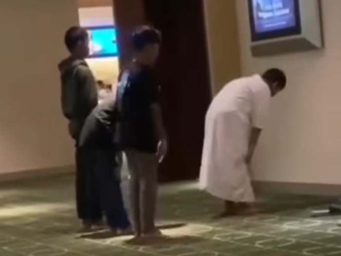 Utamakan Salat Sebelum Nonton Bioskop, Aksi Segerombolan Anak Ini Curi Perhatian