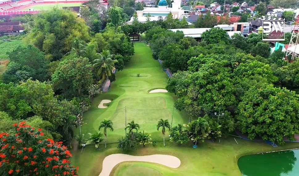 <b>Rumah dengan Lapangan Golf Ovi Dian </b>