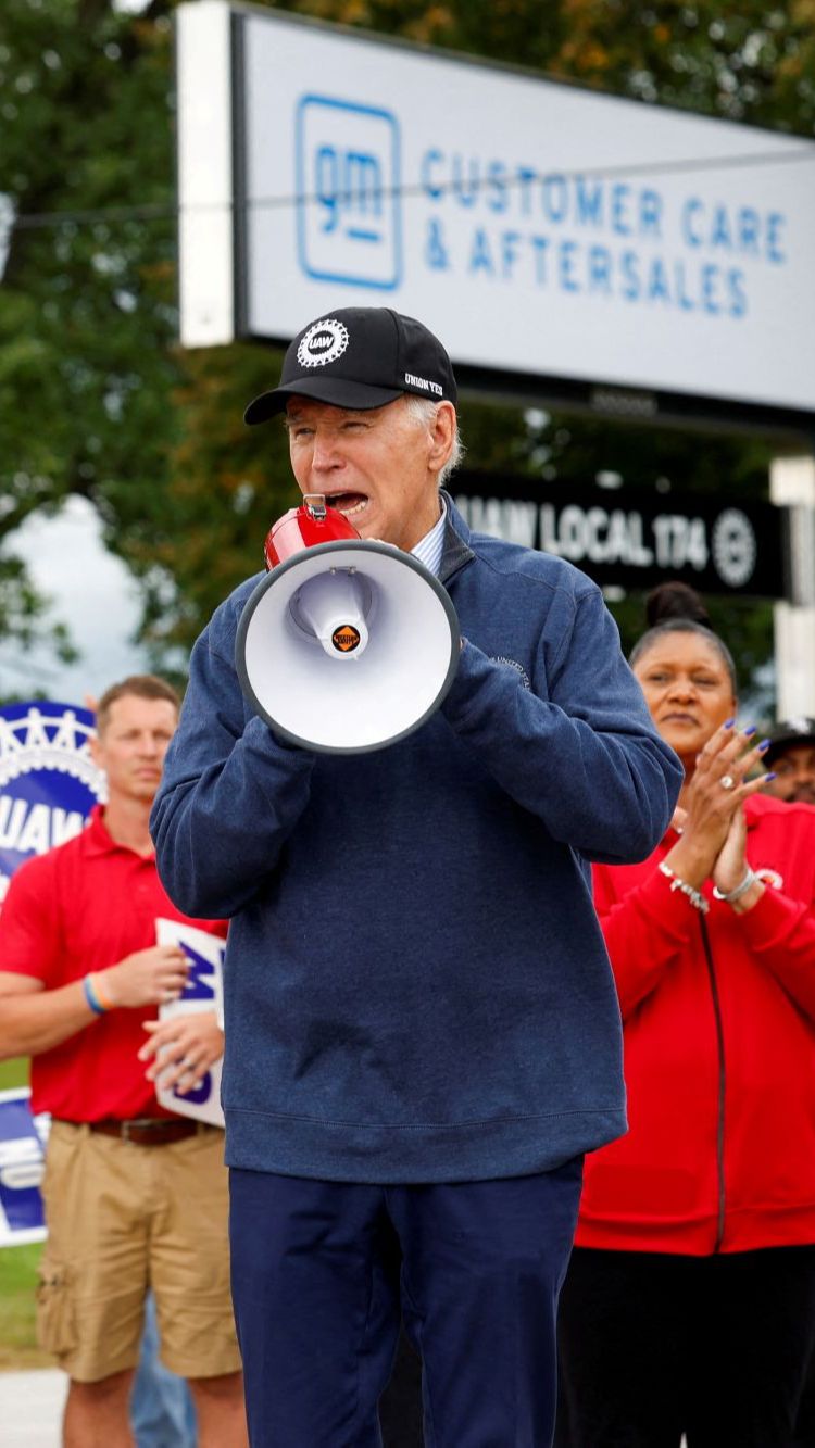 Saat tampil di hadapan para demonstran, Biden terlihat mengenakan topi bertuliskan United Auto Workers (UAW).