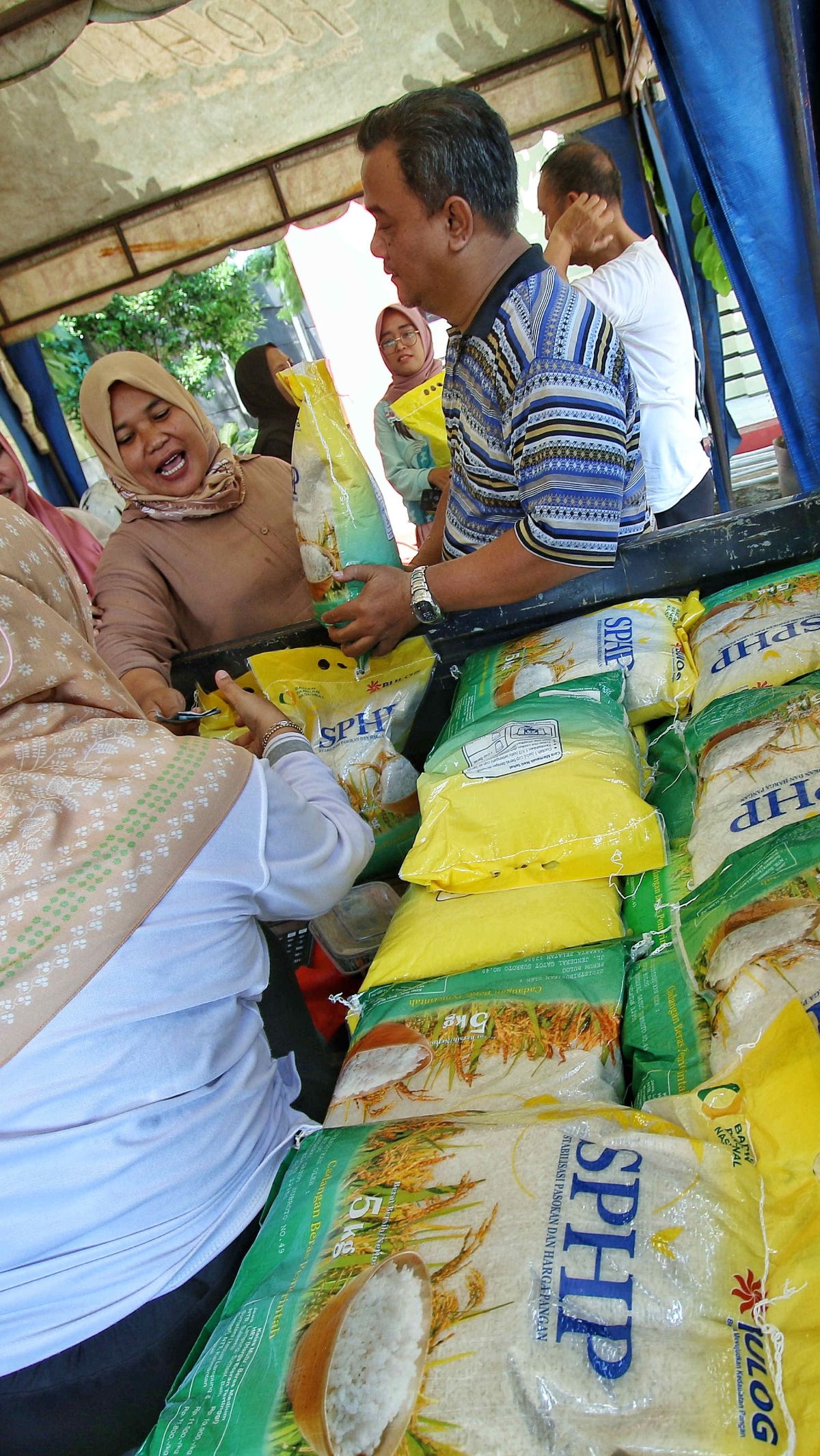 FOTO: Harga Beras Semakin Meroket, Bulog Terjunkan SPHP Dengan Harga ...