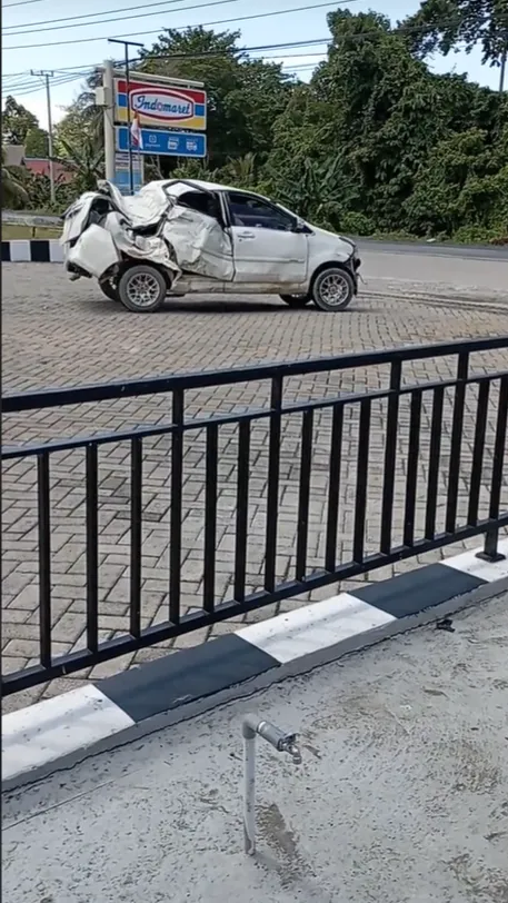 Viral Mobil Ringsek Tetap Digas di Jalanan