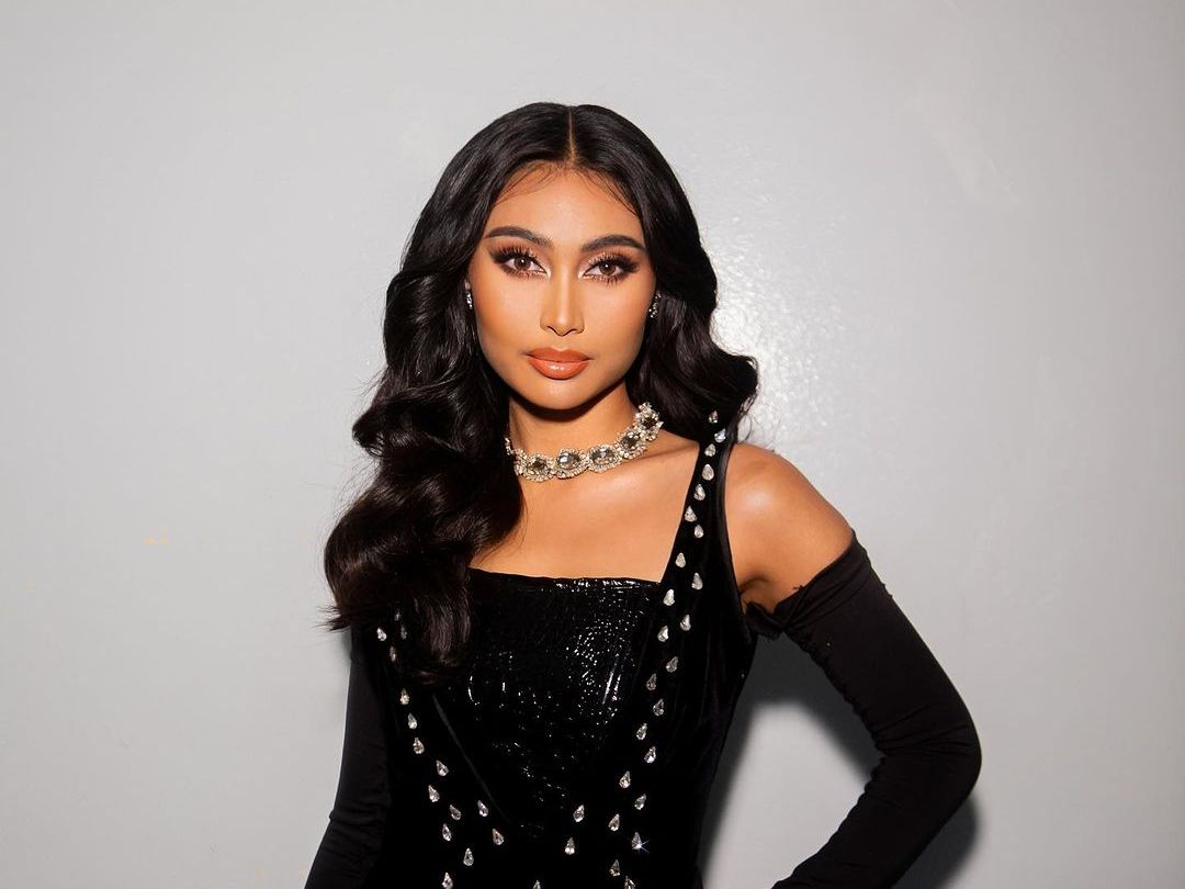 3 Look Glamor Novia Bachmid dengan Gaun Hitam