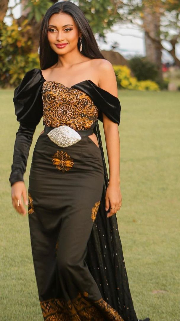 3 Look Glamor Novia Bachmid dengan Gaun Hitam