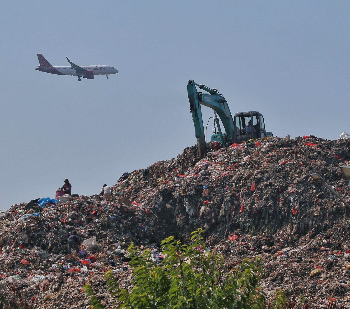 Aktivitas alat berat yang sedang melakukan pengerukan sampah di TPA Rawa Kucing, Kota Tangerang, Banten, Rabu (27/9/2023).