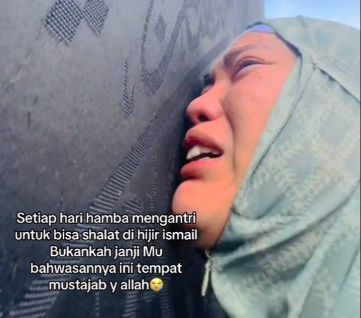 Wanita Ini Nangis Kejer Sambil Cium Kabah, Meratap Pilu Mengadu Dihina Sebagai Perempuan Mandul