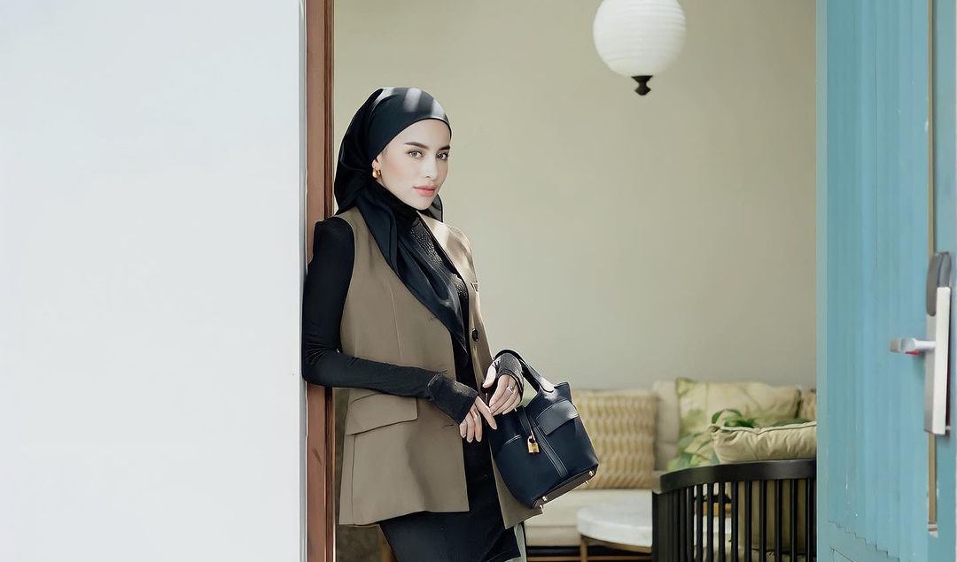 Tampilan Kedua: Structured Elegance in Taupe and Grey<br>