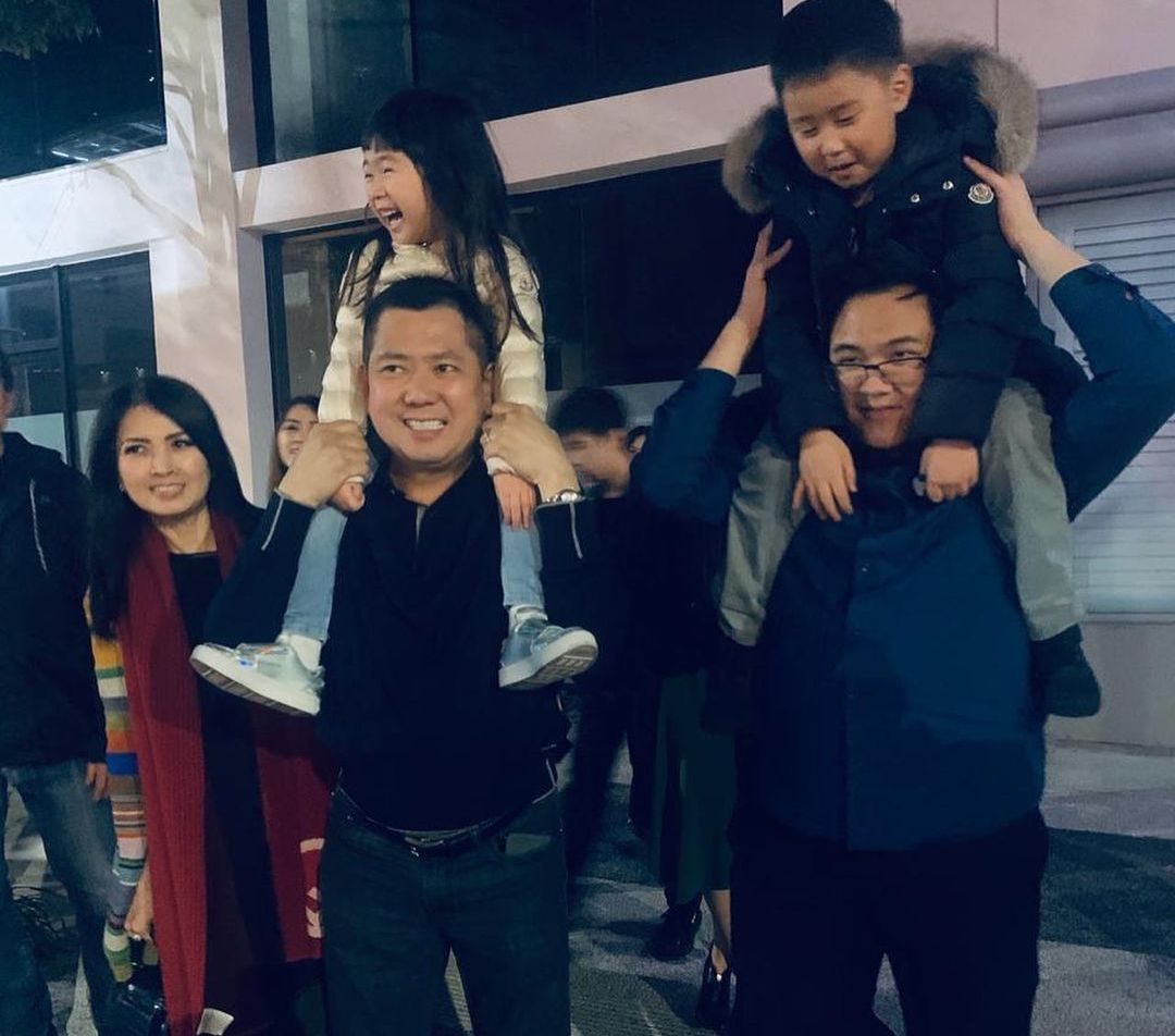 Pelukan Hangat Konglomerat Indonesia kepada 'Bayi' Cantik yang Kini Dewasa, Bikin Baper