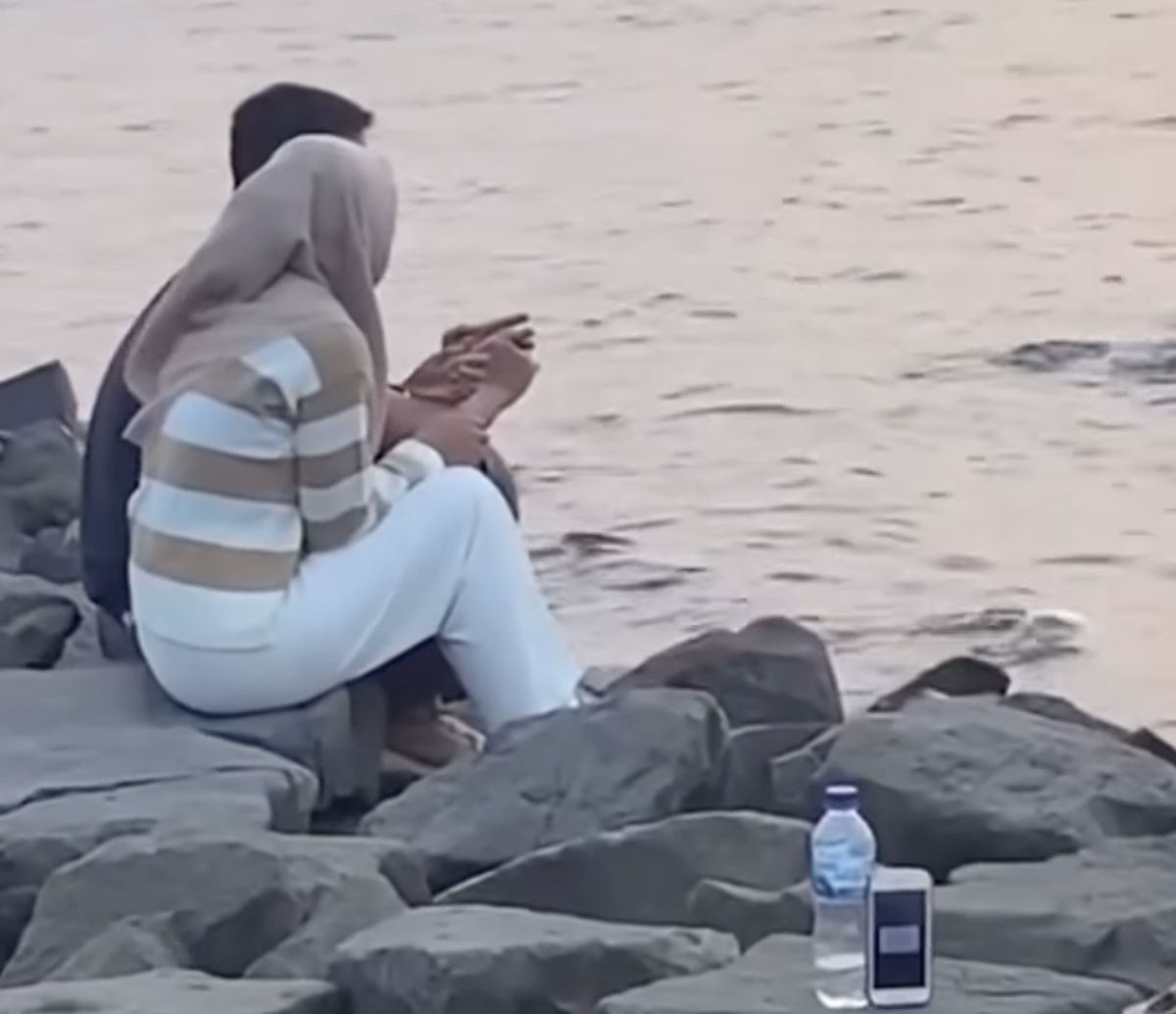 Niat Rekam Momen Romantis Berdua di Pantai, Eh Memori Ponsel Malah Penuh, Warganet: Alam Tidak Merestui