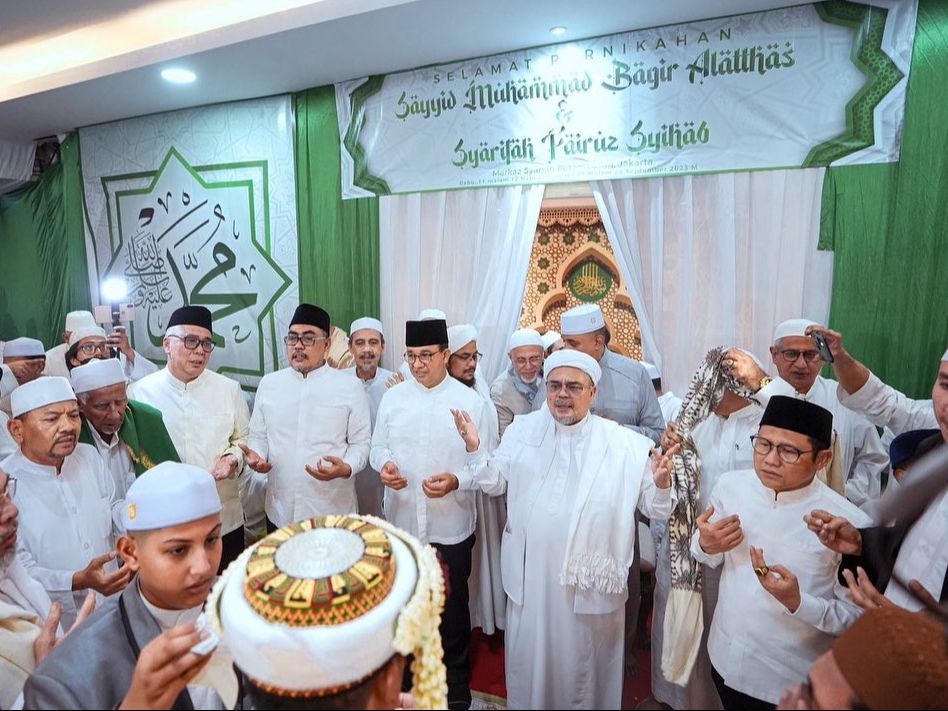 Momen Habib Rizieq Peluk dan Cium Kening Anies Baswedan Saat Hadiri Pernikahan di Petamburan Jakarta