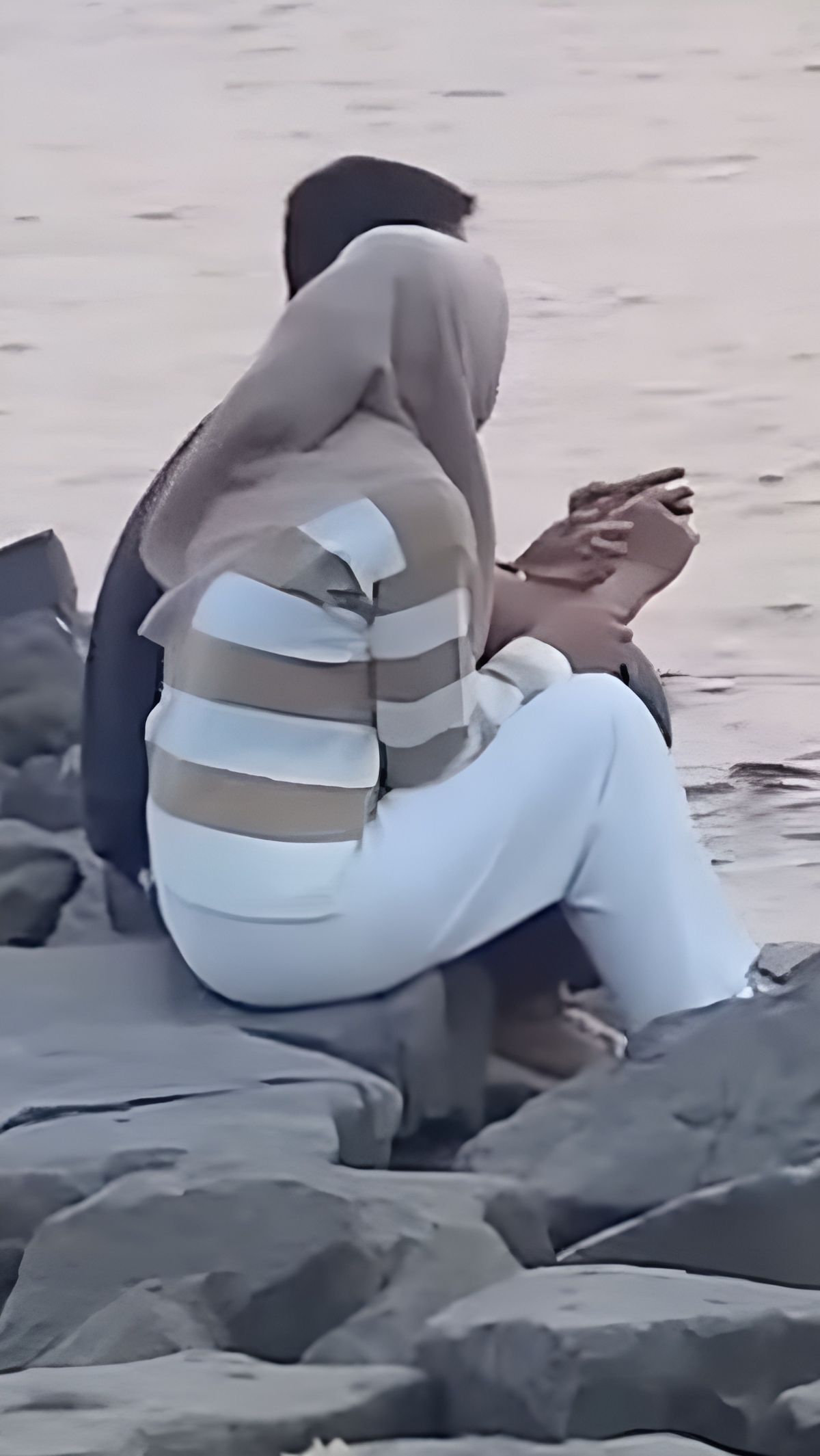 Niat Rekam Momen Romantis Berdua di Pantai, Eh Memori Ponsel Malah Penuh, Warganet: Alam Tidak Merestui