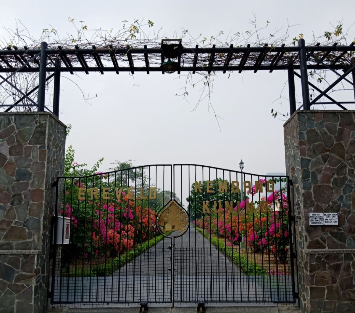 Ereveld (makam untuk orang Belanda) Kembang Kuning adalah salah satu kompleks pemakaman termegah di Kota Surabaya, Jawa Timur. Tak semua orang bisa masuk ke kompleks makam ini.