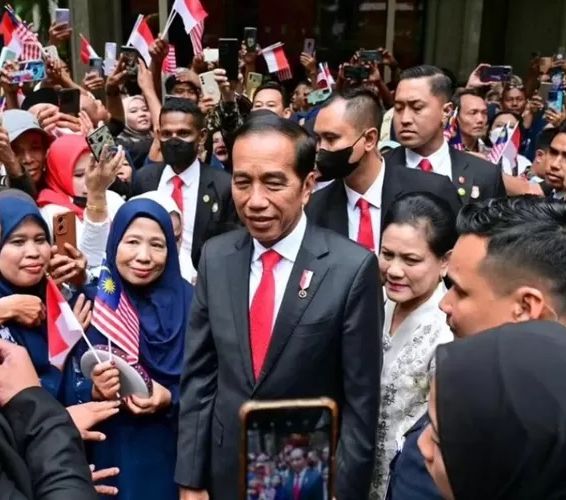 Viral Video Menpora Dito Asyik Nyanyi dan Joget Samping Jokowi, Mendadak Ciut Saat Dipelototin Paspampres