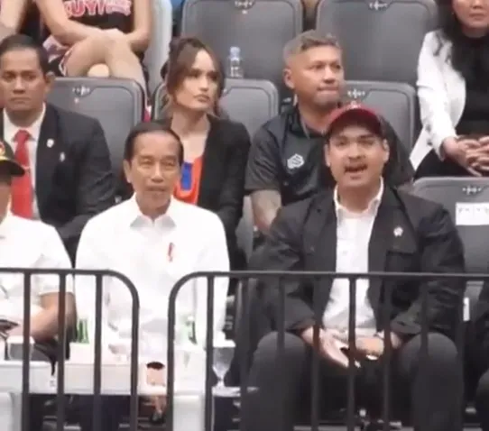 Viral Video Menpora Dito Asyik Nyanyi dan Joget Samping Jokowi, Mendadak Ciut Saat Dipelototin Paspampres