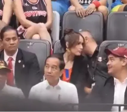 Viral Video Menpora Dito Asyik Nyanyi dan Joget Samping Jokowi, Mendadak Ciut Saat Dipelototin Paspampres