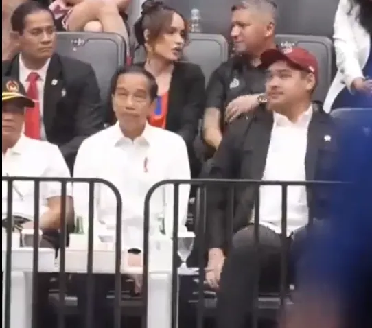 Viral Video Menpora Dito Asyik Nyanyi dan Joget Samping Jokowi, Mendadak Ciut Saat Dipelototin Paspampres