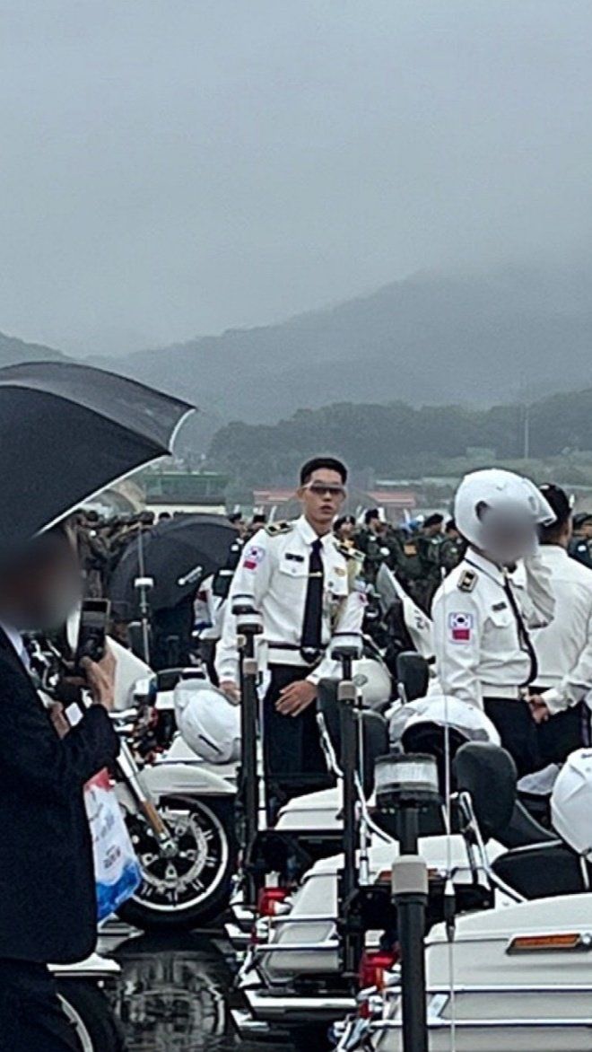 Mereka dengan cepat mengetahui keberadaan Nam Joo Hyuk dalam tugas pengawalan Presiden. Hal ini menunjukkan betapa aktor ini memiliki penggemar yang setia dan penuh perhatian terhadap setiap langkahnya.