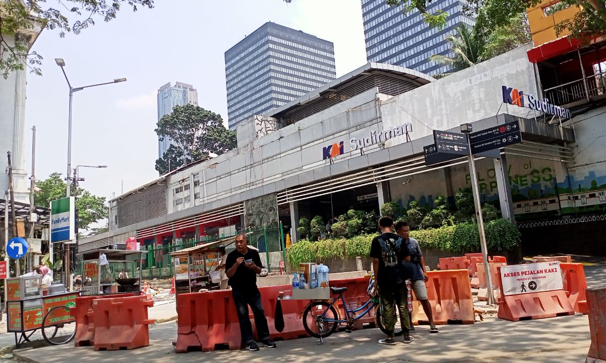 Raup Cuan 'Street Food' Jelang Senja di Depan Stasiun Sudirman