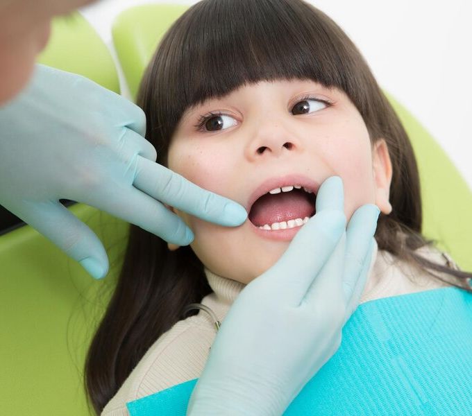 Oleh karena itu, penting bagi orangtua untuk rutin memeriksakan kondisi gigi anak mereka ke dokter gigi agar dapat mengidentifikasi dan mengatasi potensi masalah gigi yang disebabkan oleh faktor genetik.