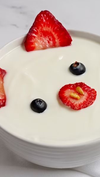 Yogurt, produk olahan susu yang lezat dan bergizi, tidak hanya cocok untuk orang dewasa. Anak-anak juga dapat menikmati segudang manfaat yang ditawarkan yogurt.