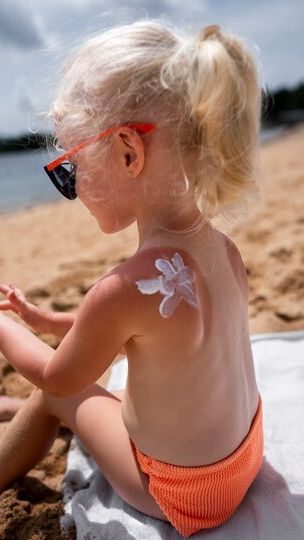 6. Tekstur Sunblock: Pilih tekstur sunblock yang sesuai dengan jenis kulit Anda, misalnya gel untuk kulit berminyak dan krim untuk kulit kering.