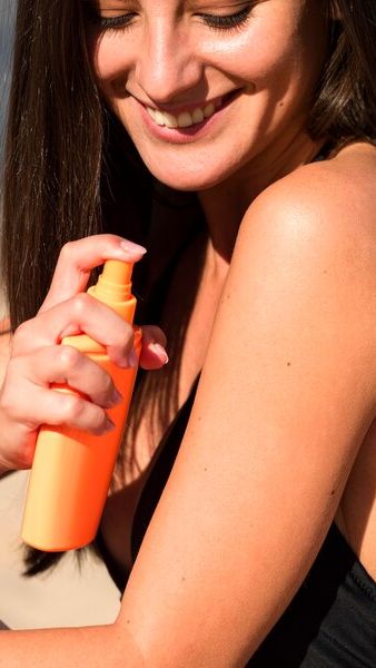 Ingatlah bahwa produk sunblock yang baik mampu melindungi kulit Anda dari sinar UVA dan UVB. Selalu baca label produk dan perhatikan komposisinya, serta jangan lupa untuk selalu mengoleskan ulang sunblock setiap dua jam sekali untuk perlindungan yang optimal.