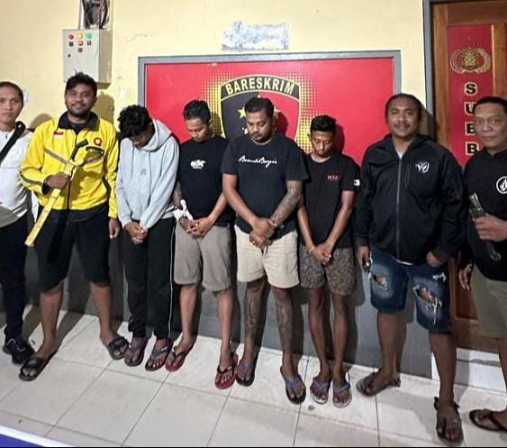 Empat pemuda di Kota Kupang, Nusa Tenggara Timur (NTT) diamankan Unit Resmob Subdit III/Jatanras Ditreskrimum Polda NTT, karena ancam warga menggunakan senjata tajam.<br>