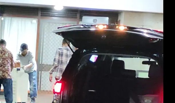 Barang-Barang di Rumdin Mentan Dimasukkan ke Mobil<br>