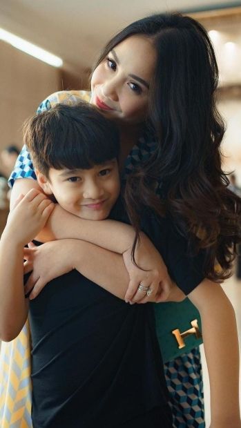 8 Artis dengan Foto Masa Kecil yang Sangat Mirip Anaknya, Layak Disebut Pinang Dibelah Dua