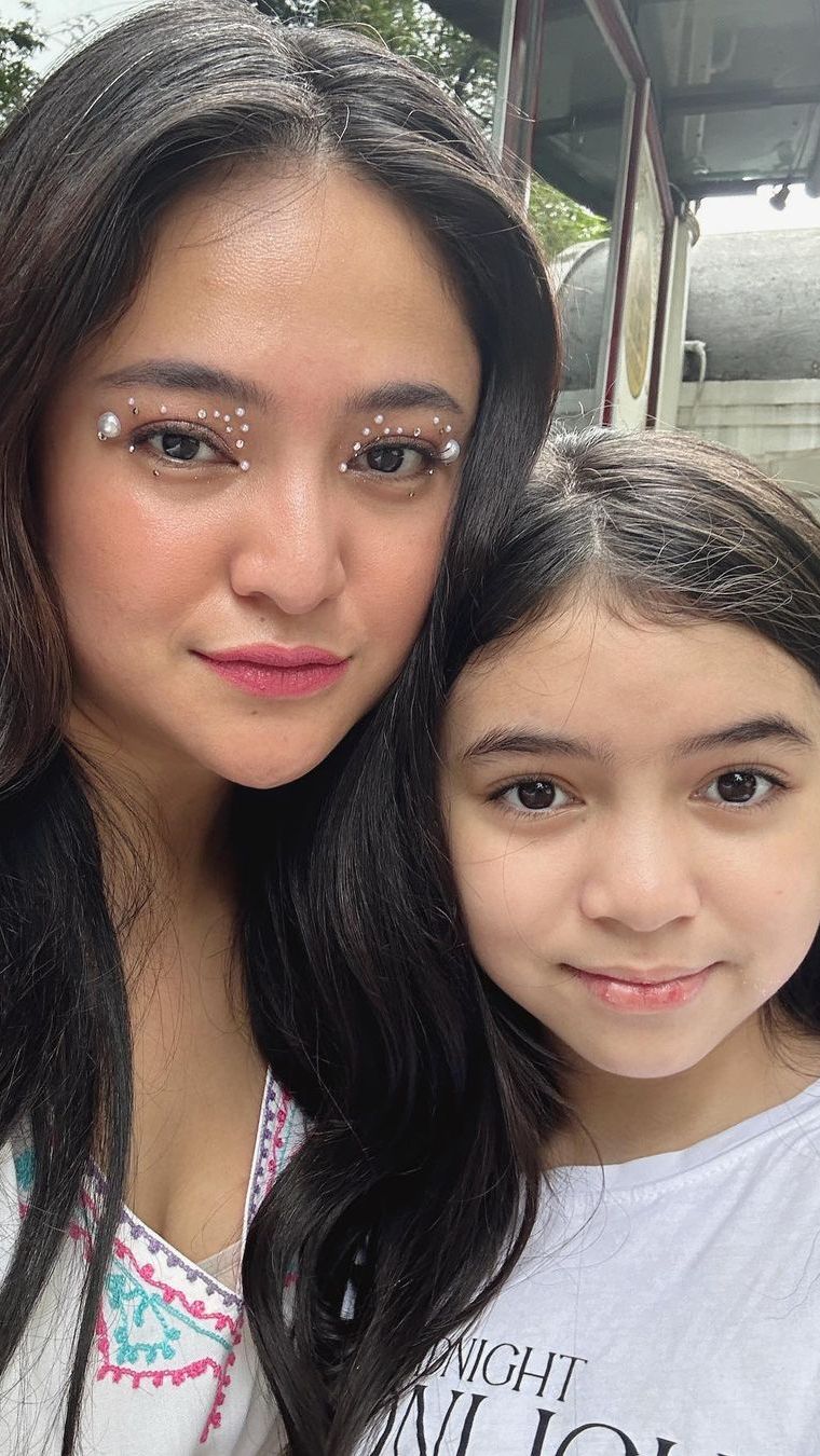 8 Artis dengan Foto Masa Kecil yang Sangat Mirip Anaknya, Layak Disebut Pinang Dibelah Dua