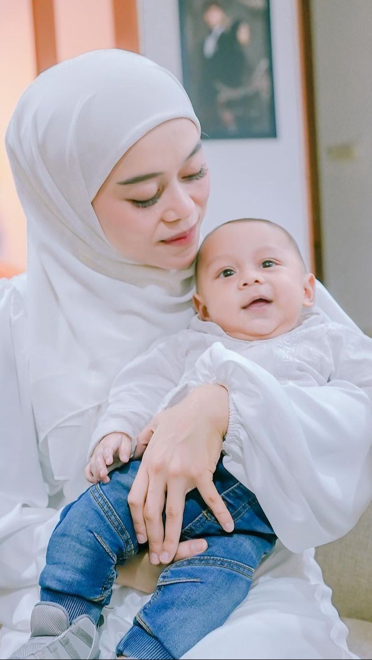 8 Artis dengan Foto Masa Kecil yang Sangat Mirip Anaknya, Layak Disebut Pinang Dibelah Dua