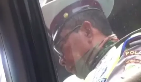 Si Polisi pun meminta pemobil untuk cepat-cepat memberikan uang sejumlah yang ia minta. Polisi tersebut takut apabila terlalu lama, maka sang komandan akan datang dan mengetahui aksinya tersebut.<br>
