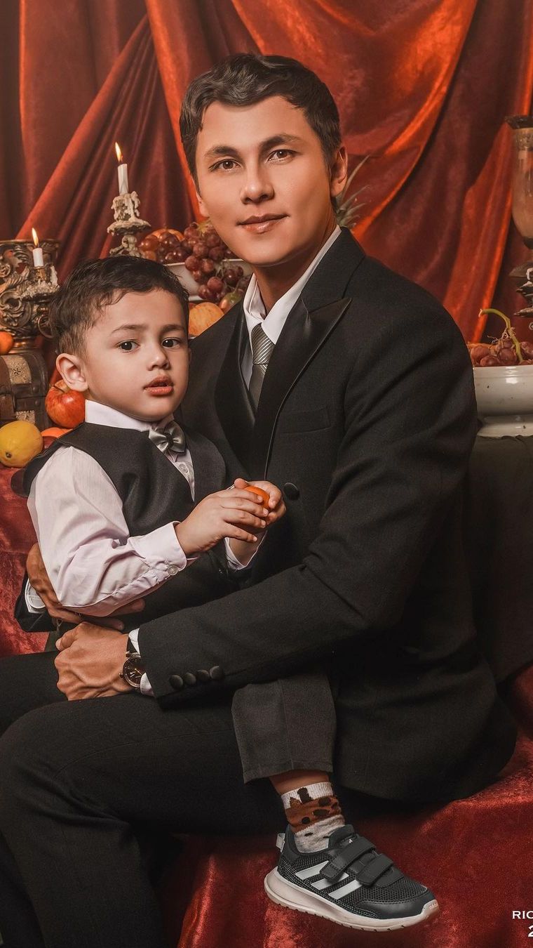 8 Artis dengan Foto Masa Kecil yang Sangat Mirip Anaknya, Layak Disebut Pinang Dibelah Dua