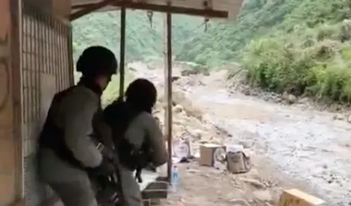 Dalam video tersebut, terlihat beberapa anggota TNI dan Polri sedang menembak ke KKB Papua dengan posisi tiarap. Puluhan peluru pun saling ditembakkan satu sama lain dan membuat situasi menjadi semakin mencekam.<br>