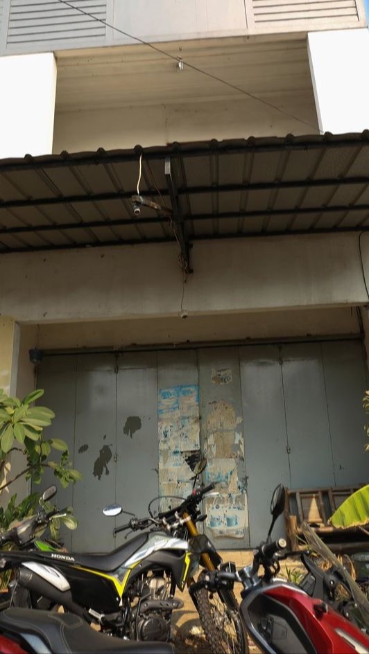 Tampak ada beberapa motor yang terparkir.
