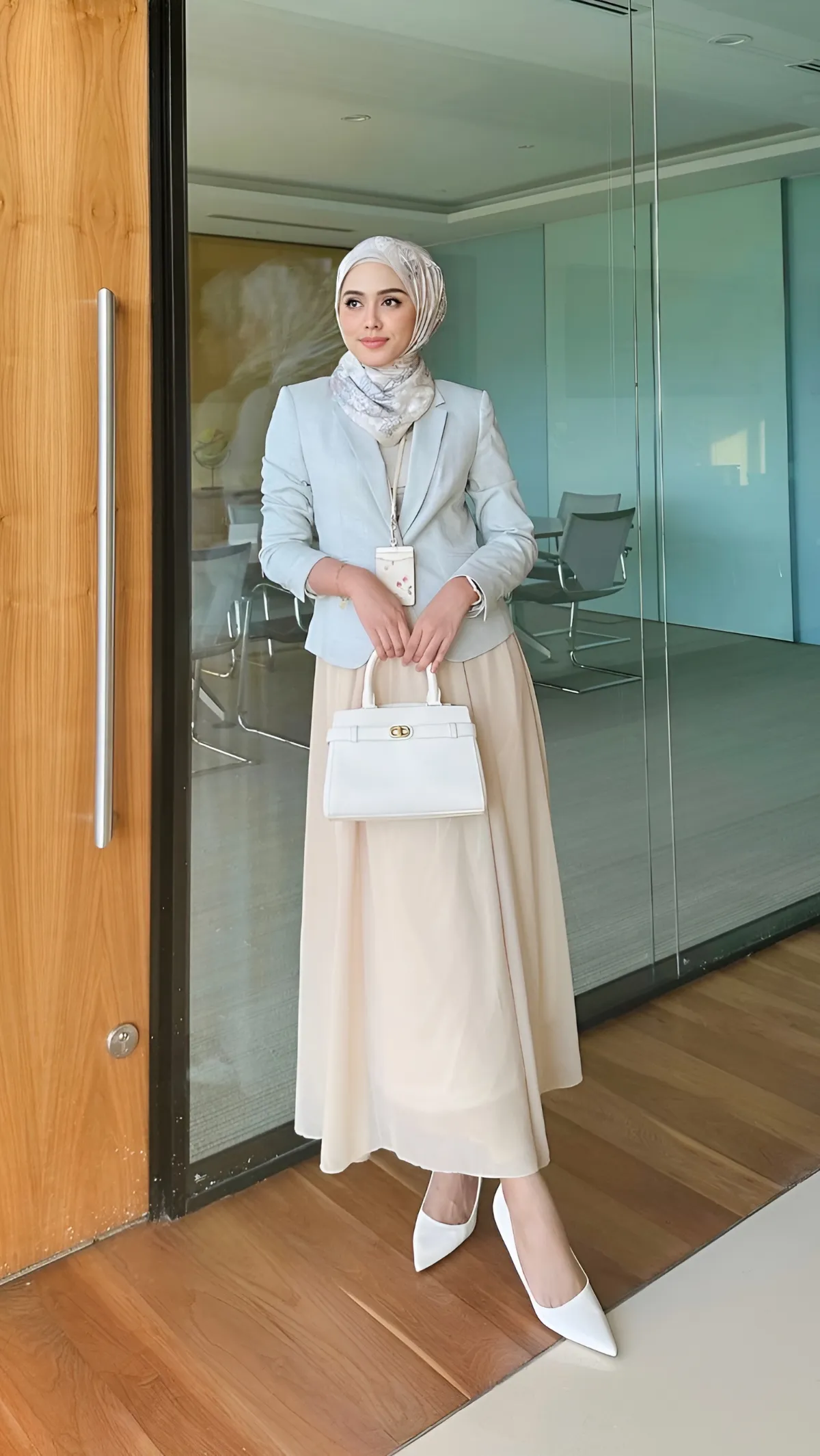 Inspirasi Profesional Look dengan Rok untuk Hijaber