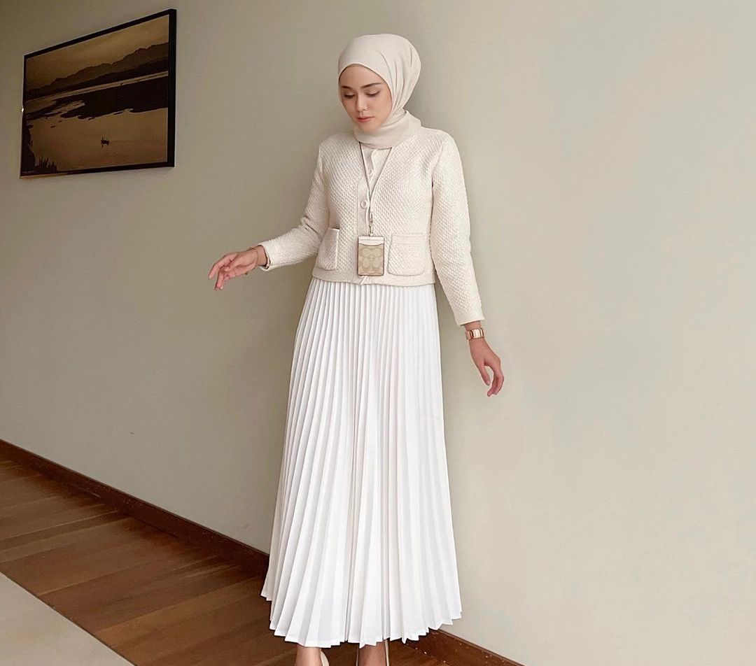 Inspirasi Mix and Match Skirt Profesional Look untuk Hijaber