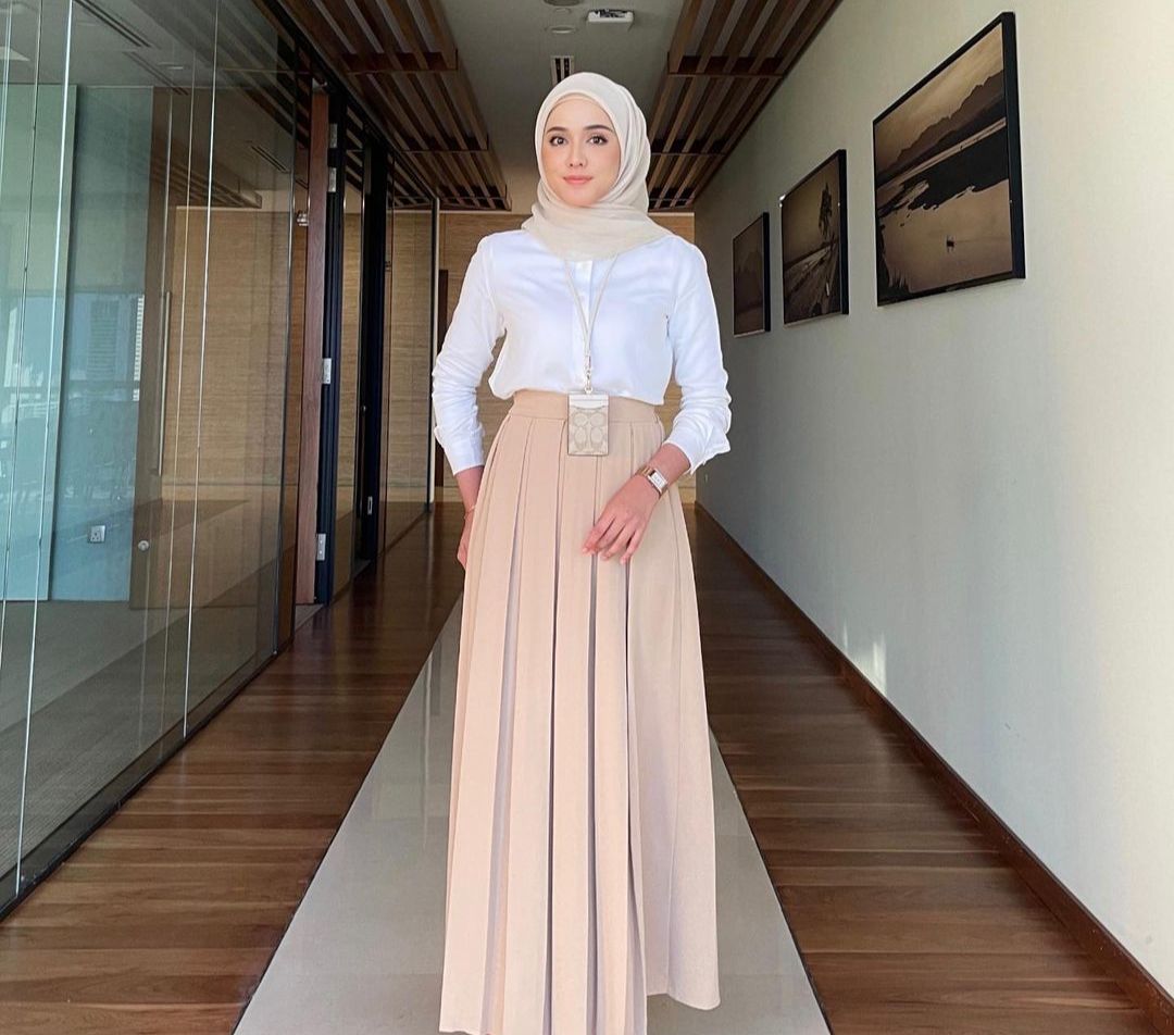 Inspirasi Mix and Match Skirt Profesional Look untuk Hijaber