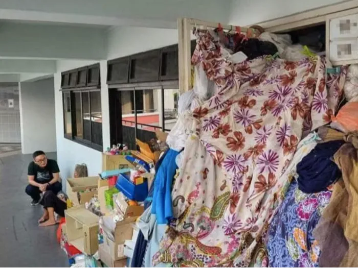 Kehidupan Nenek Aneh: Buang Sampah di Dalam Rumah, Tidurnya di Luar
