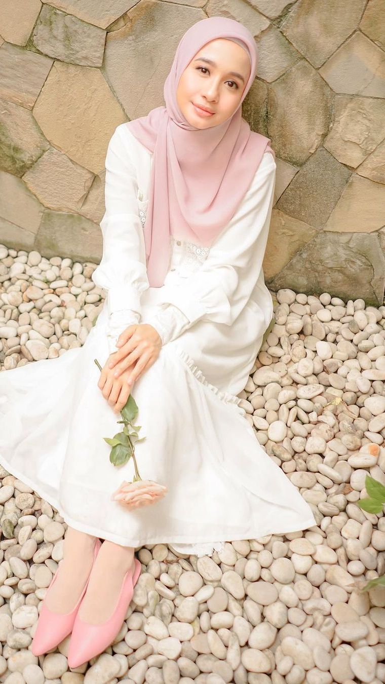 Adu Gaya Noor Nabila Vs Laudya Cynthia Bella yang Sama-Sama Pernah Isi Hati Engku Emran