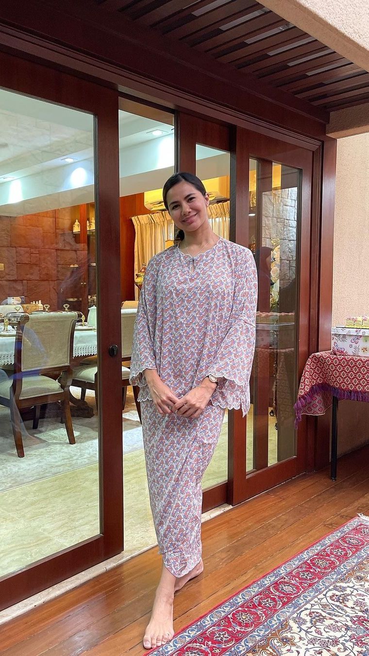 Busana motif floral Noor Nabila bernuansa biru dan pink.