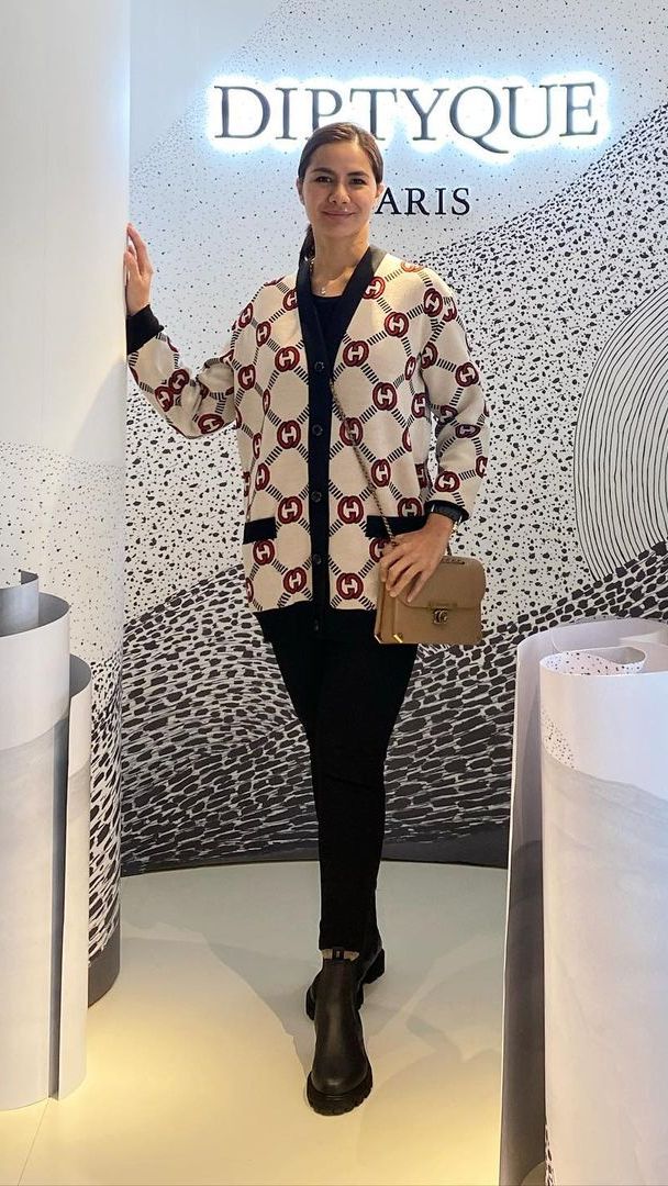 Noor Nabila juga tak kalah keren dengan sepatu boots hitam.