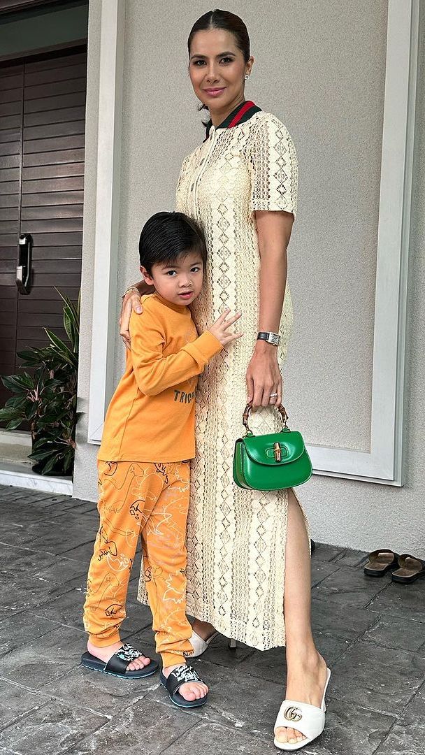 Noor Nabila tampil keibuan dengan sheath dress saat hangout bareng sang putra.