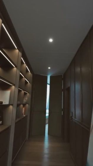 Sebelum masuk ke kamar, Boy harus melewati lorong kecil ini.