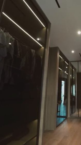 Ada walk in closet yang ukurannya tak terlalu besar.