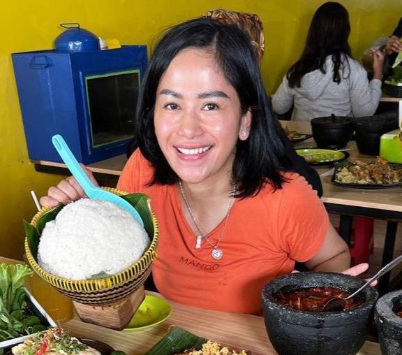 Bayaran Fantastis Food Vlogger Codeblu yang Viral Didoxing Farida Nurhan
